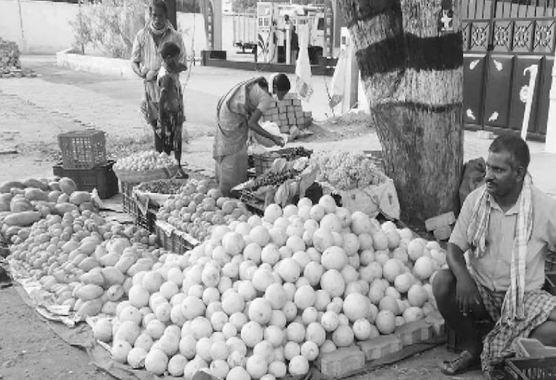 ஊரடங்கால் பழ கடைக்காரர்கள் வருமானமின்றி தவிப்பு