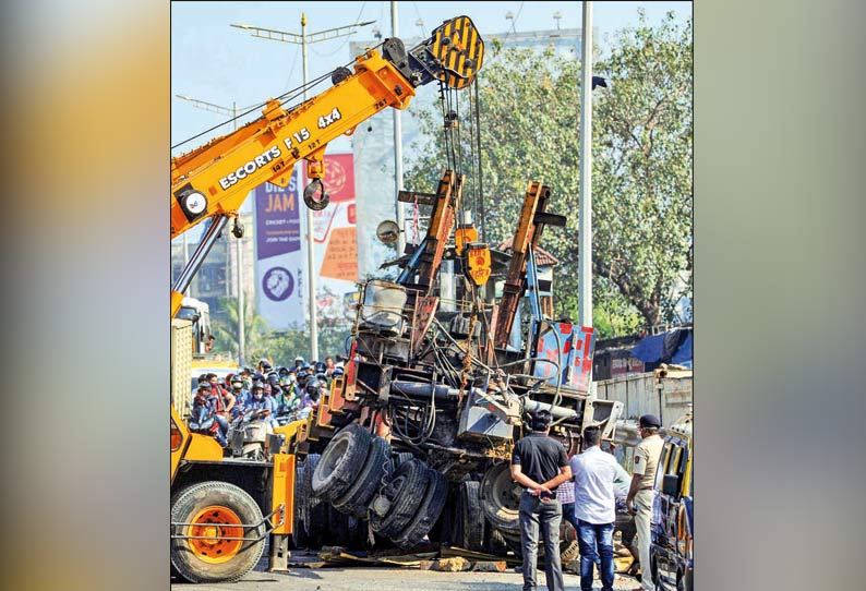 அந்தேரியில் பயங்கர விபத்து: கிரேன் மோதி இளம்பெண் பலி - 2 பேர் படுகாயம்