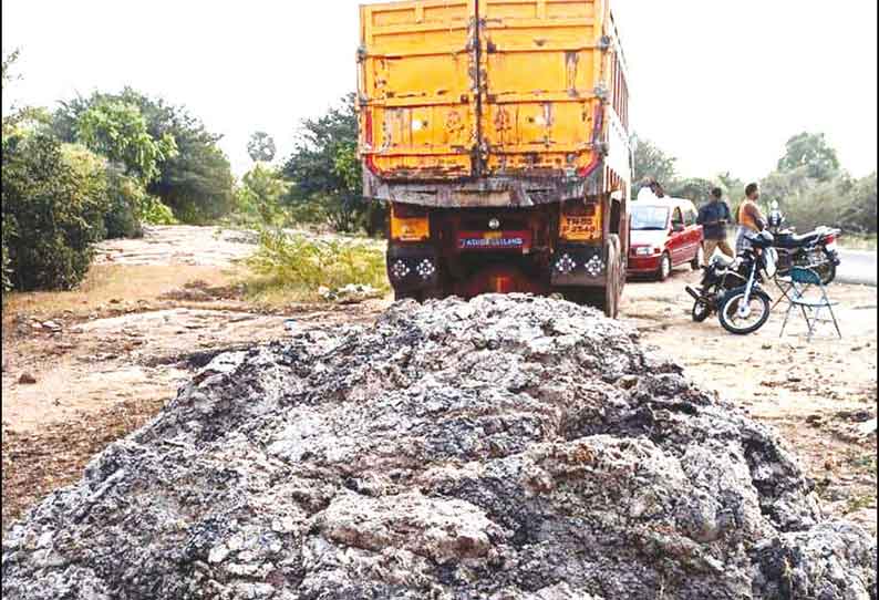 தென்னிலை அருகே கழிவுகளை கொட்டிய லாரி பொதுமக்களால் சிறைபிடிப்பு போலீசார் விசாரணை