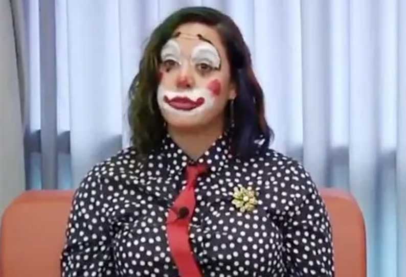 கோமாளி போல் வேடமணிந்து கொரோனா மரண எண்ணிக்கையை அறிவித்த சுகாதார அதிகாரி