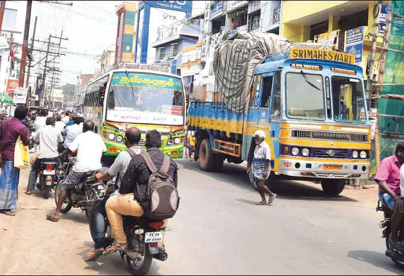 துறையூர்-திருச்சி சாலையில் லாரிகளை நிறுத்தி சரக்குகளை இறக்குவதால் போக்குவரத்து நெரிசல் பொதுமக்கள் அவதி