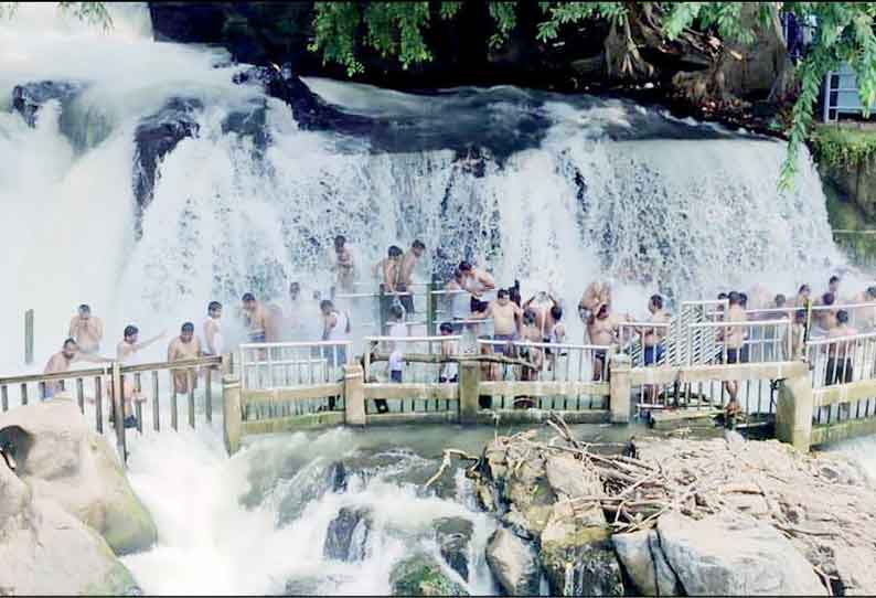 வார விடுமுறையையொட்டி ஒகேனக்கல்லில் குவிந்த சுற்றுலா பயணிகள் அருவியில் குளித்து மகிழ்ந்தனர்