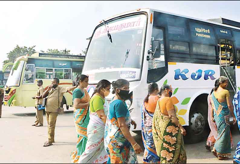 கடலூரில் இருந்து புதுச்சேரிக்கு அரசு, தனியார் பஸ்கள் ஓடின முக கவசம் அணிந்தபடி பயணிகள் சென்றனர்