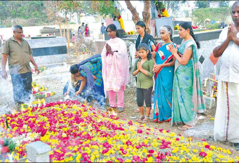 கல்லறையில் மெழுகுவர்த்தி ஏற்றி கிறிஸ்தவர்கள் பிரார்த்தனை