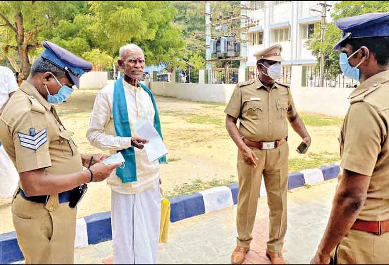 முககவசம் அணியாமல் முரண்டுபிடித்த முதியவர் அபராதம் விதிக்க கலெக்டர் உத்தரவு