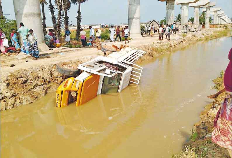 திருத்துறைப்பூண்டி அருகே வேன் மோதியதில் ஊரக வேலை திட்ட பணியில் ஈடுபட்ட 2 பெண்கள் பலி