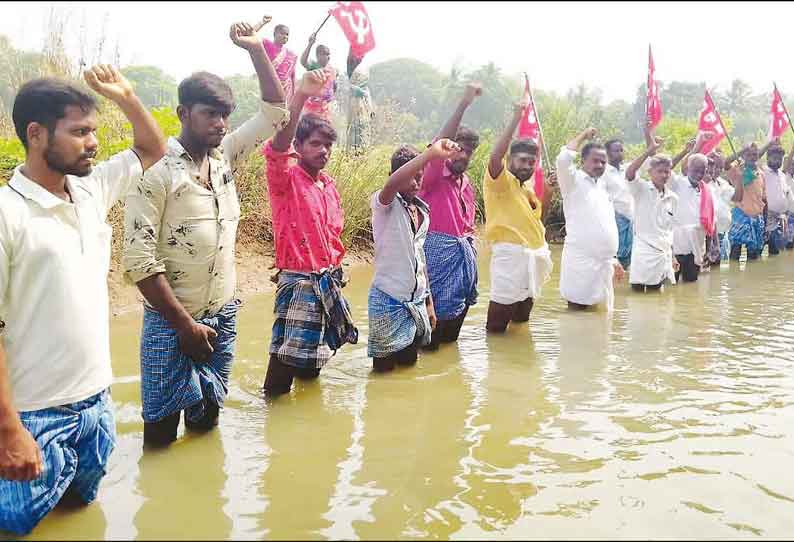 பாசனத்துக்கு தண்ணீர் திறக்கக்கோரி வாய்க்காலில் இறங்கி இந்திய கம்யூனிஸ்டு கட்சியினர் ஆர்ப்பாட்டம்