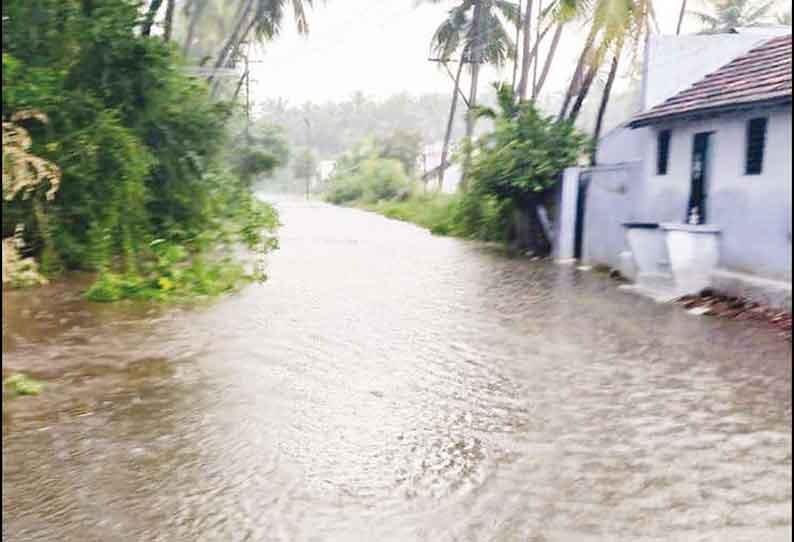 கோபி அருகே இடி- மின்னலுடன் பலத்த மழை; 20 வீடுகளை வெள்ளம் சூழ்ந்தது