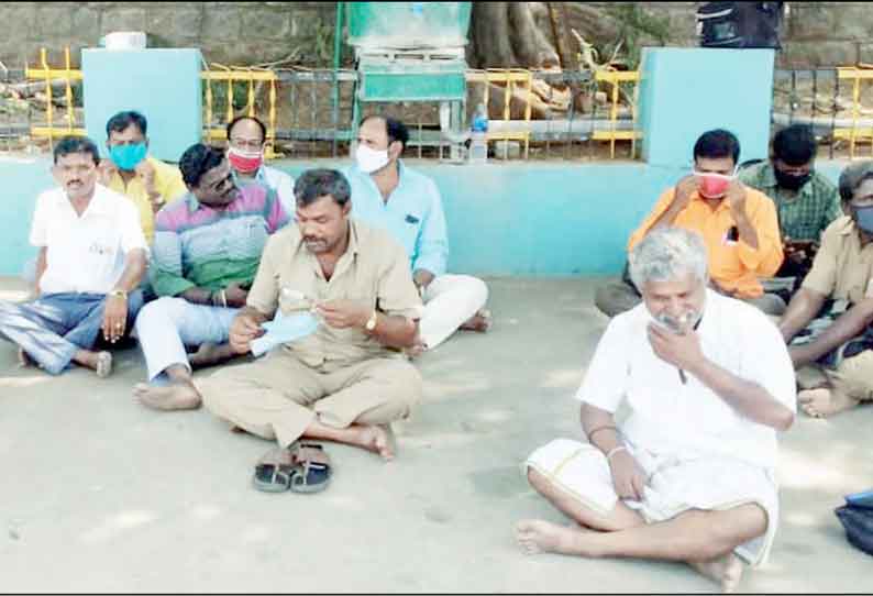 ஓசூரில், கோரிக்கைகளை வலியுறுத்தி அரசு பஸ் டிரைவர்கள், கண்டக்டர்கள் உள்ளிருப்பு போராட்டம்