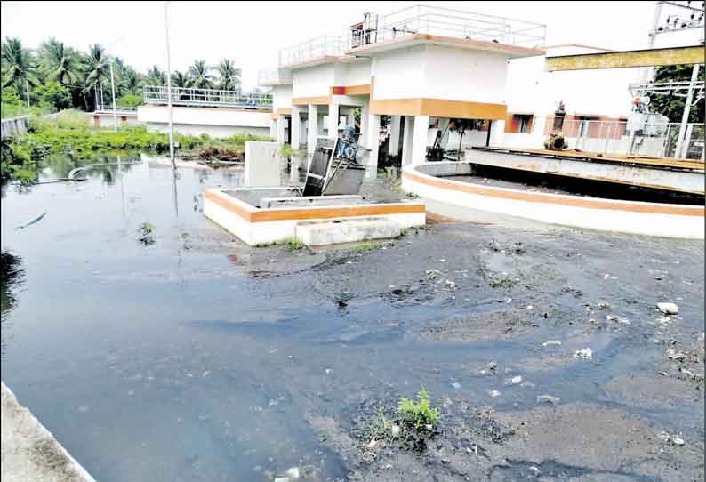 உடுமலையில் சுத்திகரிப்பு நிலையத்தில் இருந்து வெளியேறும் கழிவுநீர் சுகாதார சீர்கேடு ஏற்படும் அபாயம்