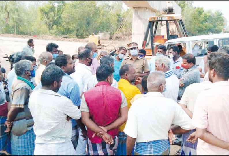 கீழப்பழுவூரில், நிலம் ஒப்படைத்தவர்கள் தேசிய நெடுஞ்சாலை அகலப்படுத்தும் பணி நடந்த இடத்தை முற்றுகை