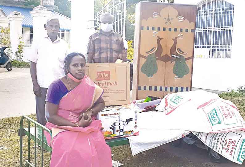 கட்டில், பீரோவுடன் பட்டதாரி பெண் நூதன போராட்டம் கோர்ட்டு முன் அமர்ந்ததால் பரபரப்பு