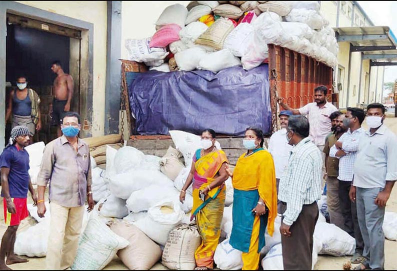 குடியாத்தத்தில் லாரியில் தேங்காய்களுக்குள் மறைத்து 19 டன் ரேஷன் அரிசி கர்நாடகாவுக்கு கடத்தல் - அதிகாரிகள் பறிமுதல் செய்து விசாரணை