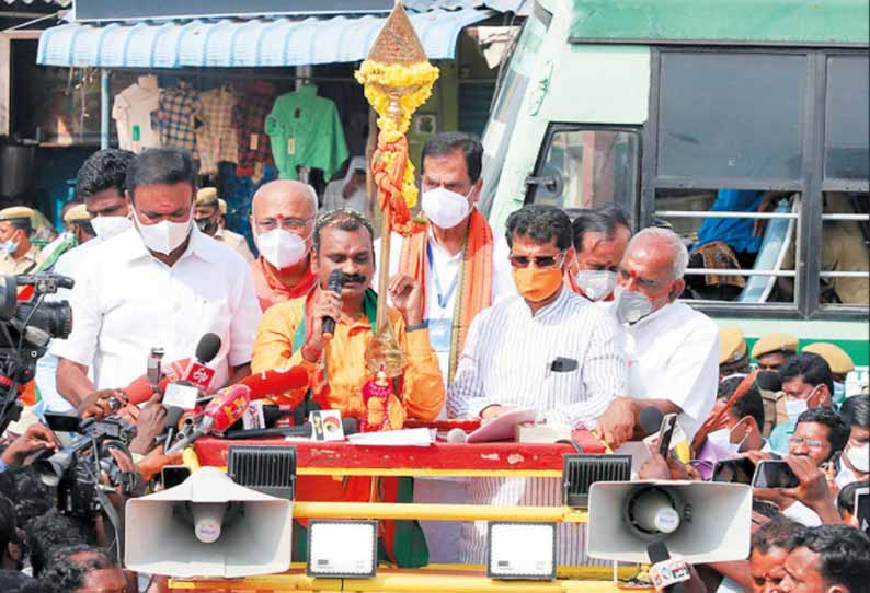 திருத்தணியில் இருந்து தடையை மீறி புறப்பட்டனர் பா.ஜனதா வேல் யாத்திரை தடுத்து நிறுத்தம் - எதிர்ப்பு தெரிவித்து தமிழகம் முழுவதும் போராட்டம் நடத்திய தொண்டர்கள் கைது