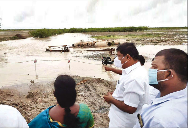 விளாத்திகுளம் அருகே காட்டாற்று வெள்ளத்தால் 30 கிராமங்களுக்கு போக்குவரத்து துண்டிப்பு - சின்னப்பன் எம்.எல்.ஏ. ஆய்வு