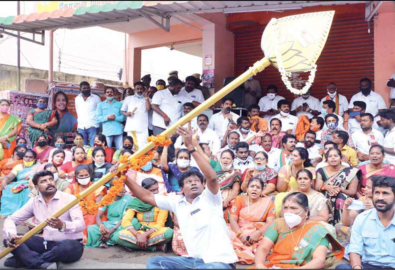 வேல் யாத்திரையை அனுமதிக்க கோரி பக்தி பாடல் பாடி பா.ஜனதாவினர் நூதன போராட்டம் - சாலைமறியல் செய்ய முயன்றதால் பரபரப்பு