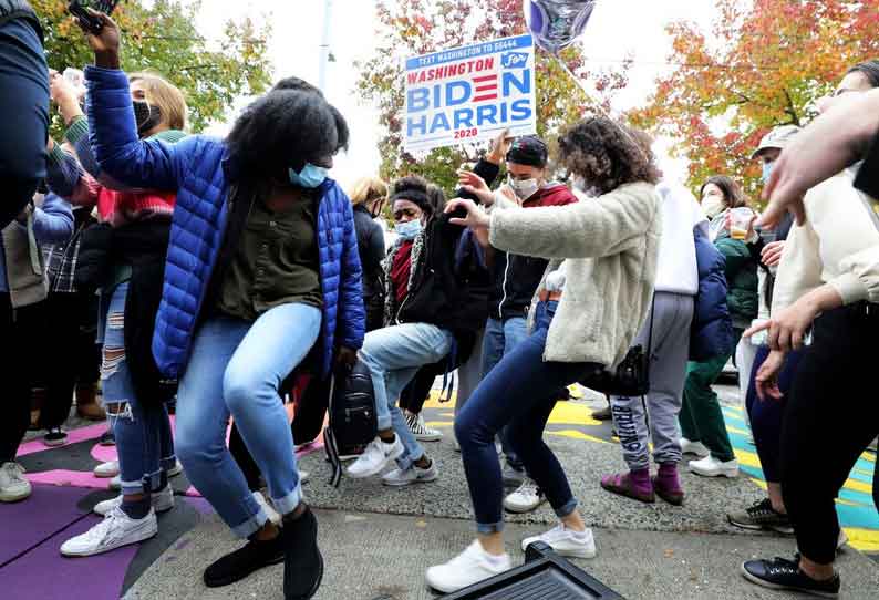 அமெரிக்க தலைநகர் வாஷிங்டனில் ஜோ பைடன் ஆதரவாளர்கள் கொண்டாட்டம்