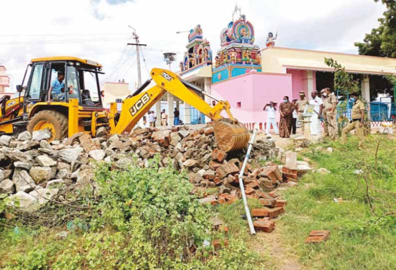 கயத்தாறு அருகே, ஆக்கிரமிப்புகள் இடித்து அகற்றம்