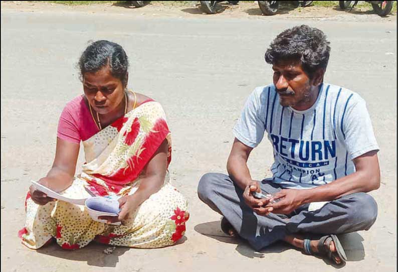 பணி நீக்கம் செய்ததை கண்டித்து குளித்தலை அரசு மருத்துவமனை மேற்பார்வையாளர், மனைவியுடன் தர்ணா