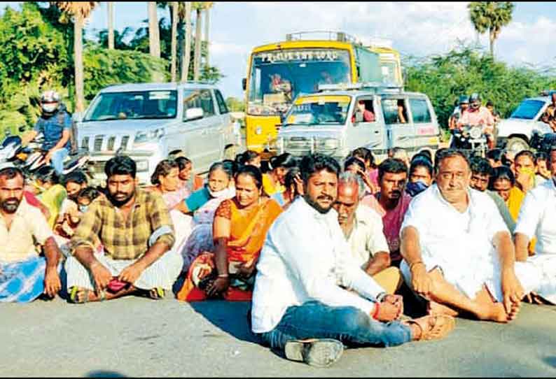 அலங்காநல்லூர் அருகே புதிதாக திறக்கப்பட்ட டாஸ்மாக் கடைக்கு எதிர்ப்பு; கிராம மக்கள் சாலை மறியல்