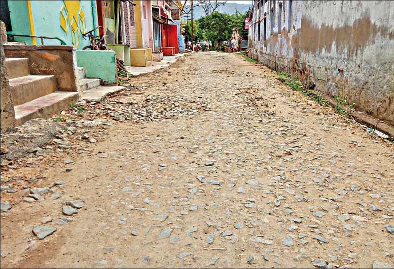 அக்ரஹாரம் தலகாணி தெருவில் சாலையை சீரமைக்க வேண்டும் - பொதுமக்கள் கோரிக்கை