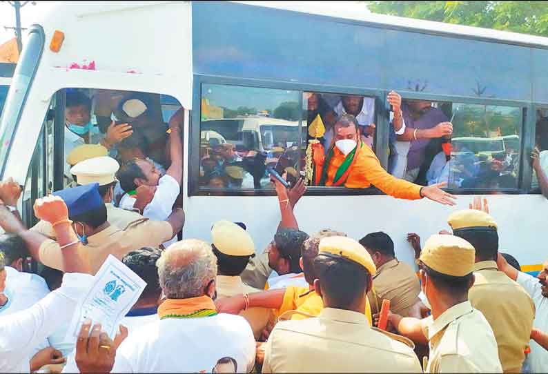 செங்கல்பட்டில் தடையை மீறி வேல் யாத்திரை தொடங்கிய பா.ஜ.க.வினர் 935 பேர் கைது