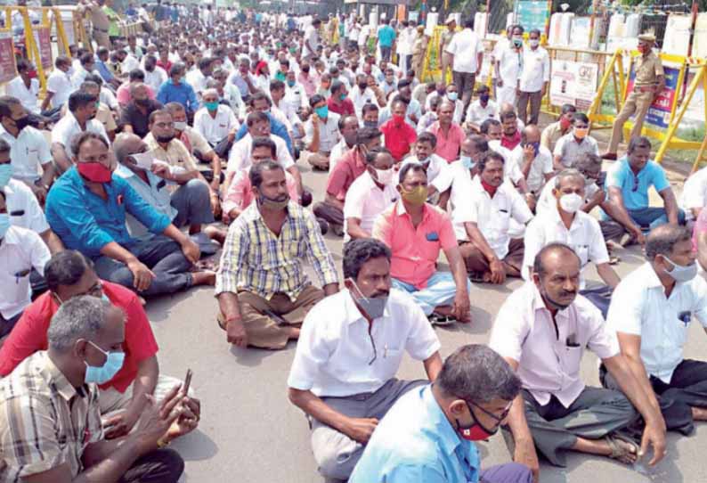 மண்டல அலுவலகத்தை முற்றுகையிட்டு அரசு போக்குவரத்து கழக தொழிலாளர்கள் மறியல் போராட்டம்