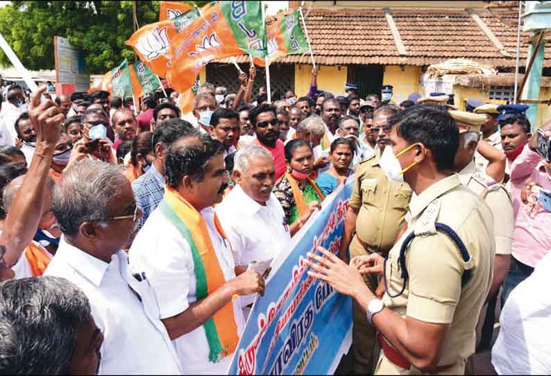 கந்தசஷ்டி விழாவை பாரம்பரியப்படி நடத்தக்கோரி திருச்செந்தூரில் பா.ஜனதாவினர் போராட்டம்; 235 பேர் கைது