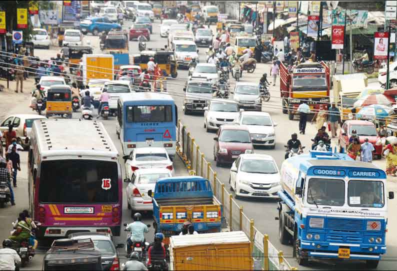 தீபாவளி பண்டிகையை முன்னிட்டு நெல்லையில் பொருட்கள் வாங்க மக்கள் கூட்டம் அலைமோதியது பலத்த போலீஸ் பாதுகாப்பு