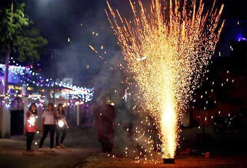 தீபாவளி பண்டிகையையொட்டி திருவனந்தபுரத்தில் பட்டாசு வெடிக்க கட்டுப்பாடு - மாவட்ட கலெக்டர் அறிவிப்பு