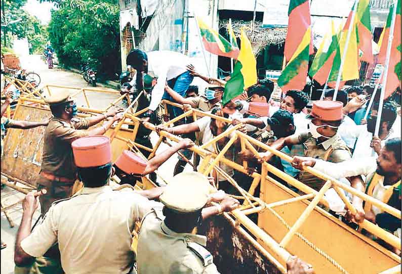 குடிநீர் பிரச்சினையைத் தீர்க்காத கொம்யூன் பஞ்சாயத்து அலுவலகத்தை முற்றுகை