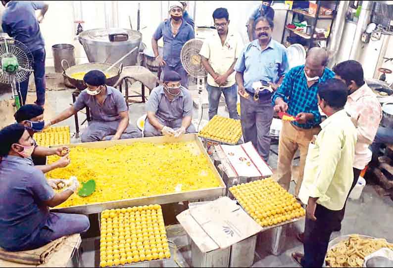 தரமான முறையில் பலகாரங்கள் தயாரிக்கப்படுகிறதா? இனிப்பு கடைகளில் உணவு பாதுகாப்பு அதிகாரிகள் ஆய்வு