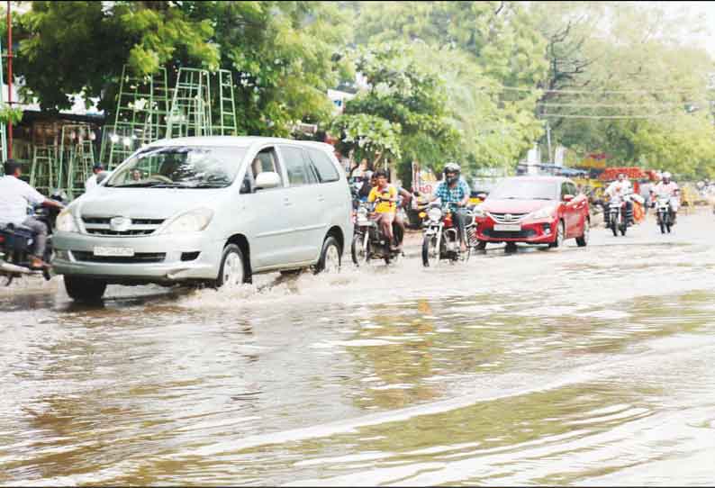 நெல்லையில் இடி-மின்னலுடன் பலத்த மழை சாலைகளில் வெள்ளம் பெருக்கெடுத்து ஓடியது