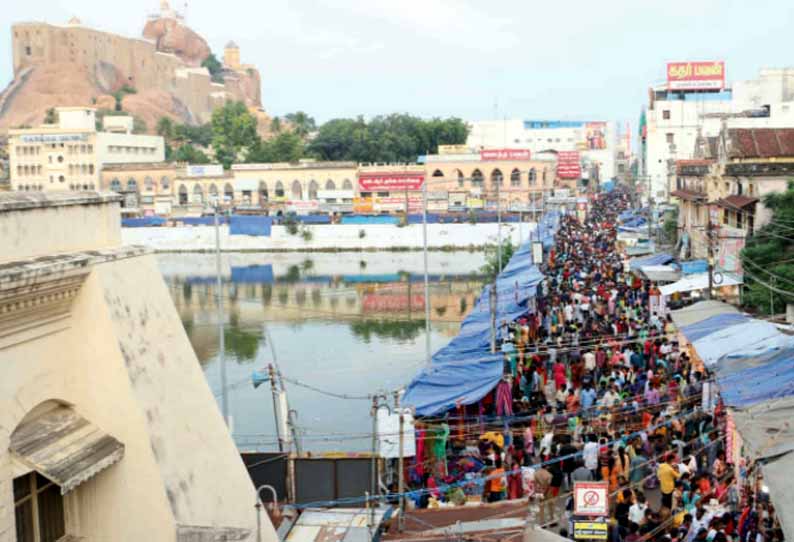 பொருட்கள் வாங்குவதற்காக வந்தவர்களால் திணறியது: வாகன ஊர்வலம் போல் காட்சி அளித்த திருச்சி சாலைகள் - பஸ்களில் பயணிகள் கூட்டம் இல்லை