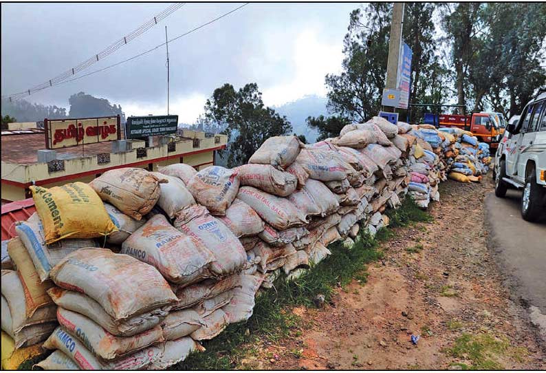 கோத்தகிரியில் இயற்கை பேரிடரை சமாளிக்க 2 ஆயிரம் மண் மூட்டைகள் தயார்