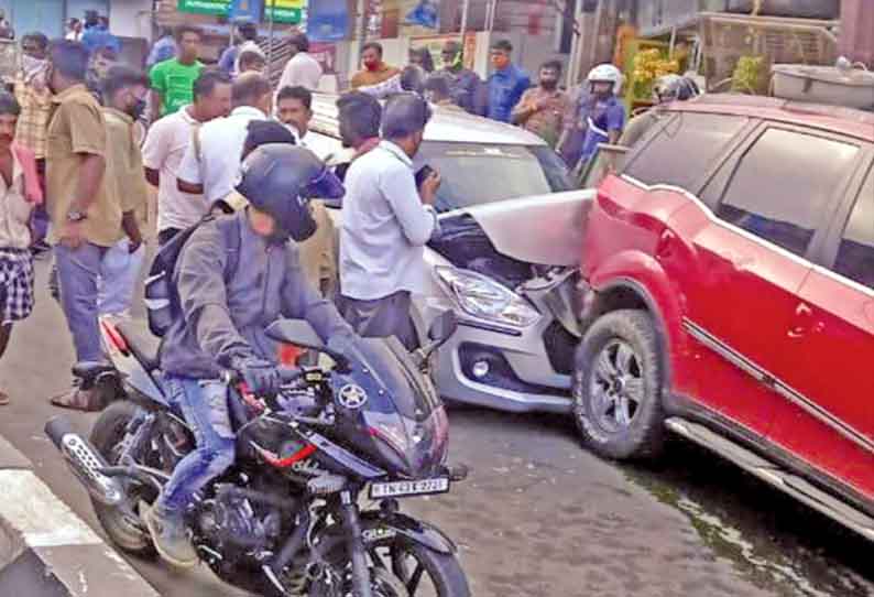 கூடலூர் அருகே, கட்டுப்பாட்டை இழந்த கார் மற்றொரு கார் மீது மோதியது - போக்குவரத்து பாதிப்பு