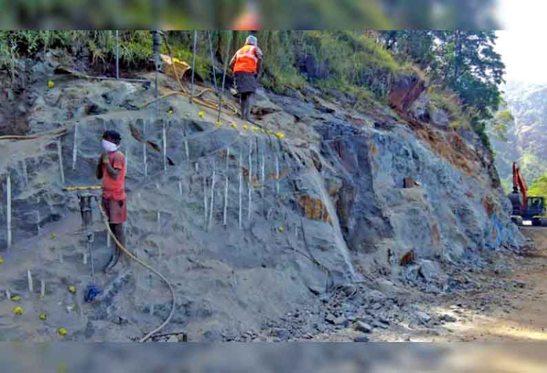 கூடலூர்-ஊட்டி மலைப்பாதையில் ராட்சத பாறைகளை உடைக்கும் பணி தீவிரம்