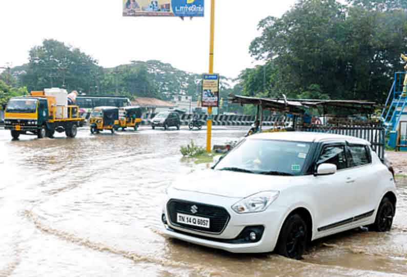 விடிய விடிய கொட்டித் தீர்த்த கனமழை: வீடுகளை தண்ணீர் சூழ்ந்ததால் பொதுமக்கள் அவதி