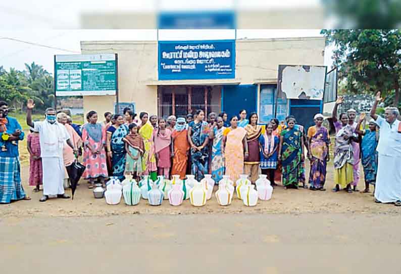 திட்டக்குடி அருகே, காலி குடங்களுடன் பெண்கள் ஆர்ப்பாட்டம் - குடிநீர் வினியோகம் செய்யக்கோரி நடந்தது