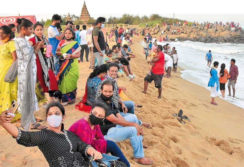 தீபாவளி விடுமுறையையொட்டி மாமல்லபுரம் கடற்கரையில் குவிந்த சுற்றுலா பயணிகள்