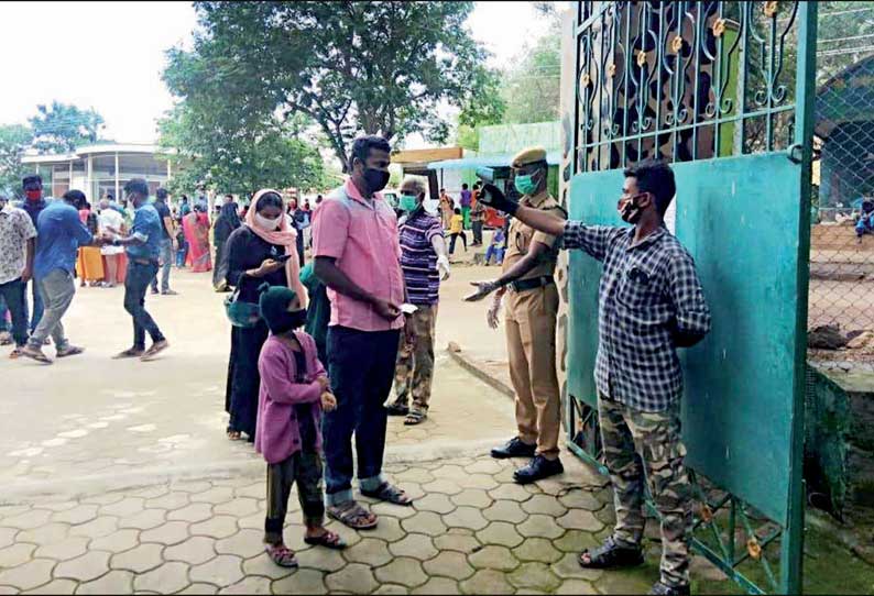 விடுமுறையையொட்டி சேலம் குரும்பப்பட்டி பூங்கா, மேட்டூரில் சுற்றுலா பயணிகள் குவிந்தனர்