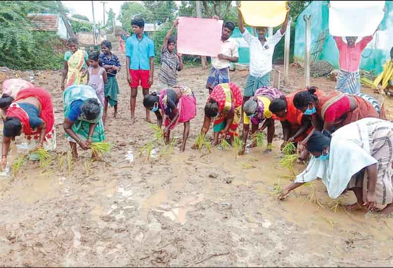 கீழப்பழுவூர் அருகே சேறும், சகதியுமான சாலையில் நாற்று நடும் போராட்டத்தில் ஈடுபட்ட பொதுமக்கள்