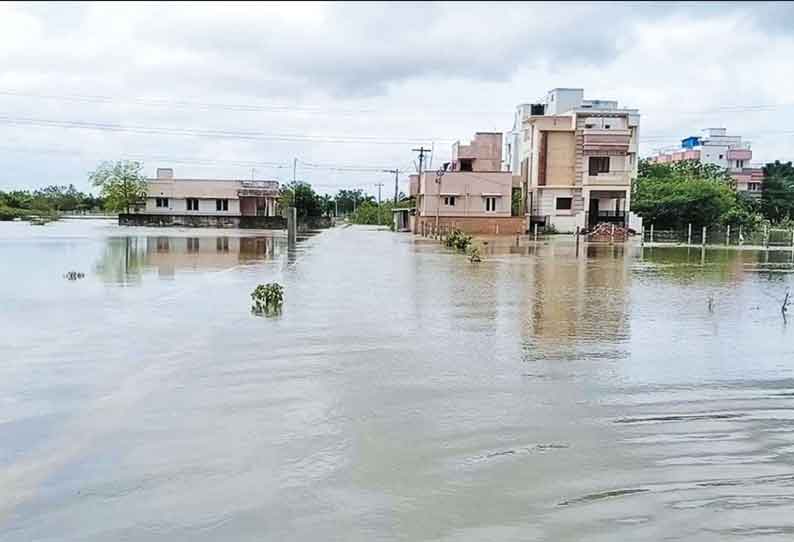 தொடரும் கனமழை வெள்ளம் சூழ்ந்த சென்னை புறநகர் ; 14 ஏரிகள் நிரம்பி அடையாற்றில் வெள்ளம்