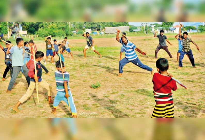 தேவகோட்டையில், சிறுவர்களுக்கு சிலம்பாட்ட பயிற்சி - ஞாபக சக்தியை அதிகரிக்கும் என பயிற்சியாளர் கருத்து