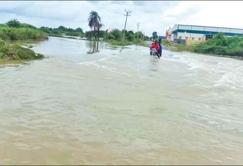 ஏரியில் இருந்து உபரி நீர் வெளியேறுவதால் வல்லக்கோட்டை எறையூர் சாலையில் போக்குவரத்து துண்டிப்பு