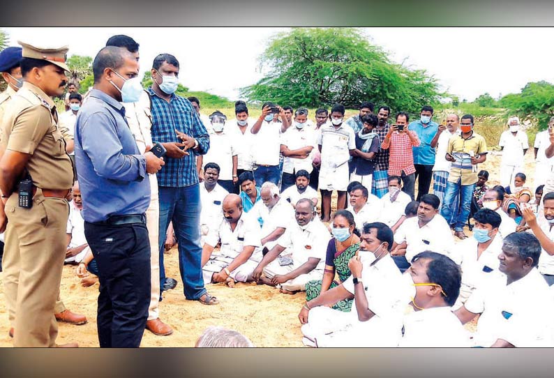 மணல் குவாரி அமைக்க எதிர்ப்பு தெரிவித்து கெடிலம் ஆற்றில் அமர்ந்து பொதுமக்கள் போராட்டம் - பண்ருட்டி அருகே பரபரப்பு