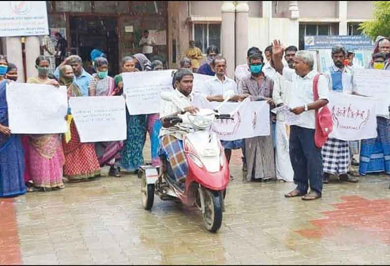 மாற்றுத்திறனாளிகள் கொட்டும் மழையில் ஆர்ப்பாட்டம் உதவித்தொகையை அரசு உயர்த்தி வழங்க கோரிக்கை