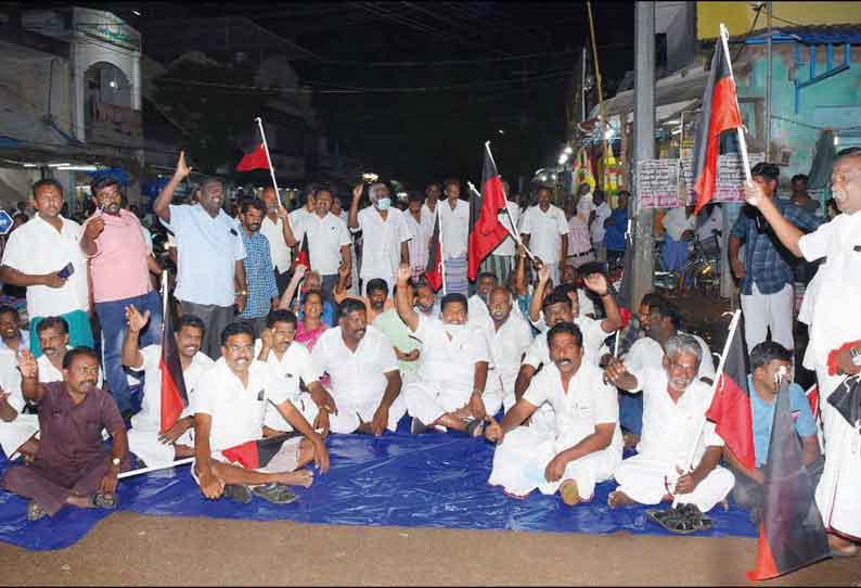 உடன்குடியில் சாலை மறியலில் ஈடுபட்ட அனிதா ராதாகிருஷ்ணன் எம்.எல்.ஏ. கைது