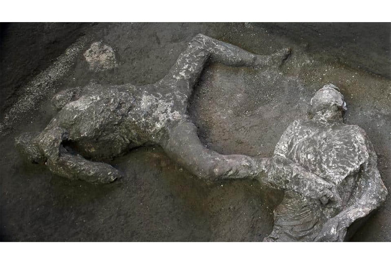 2,000 ஆண்டுகளுக்கு முன் எரிமலை வெடிப்பிலிருந்து தப்பிக்க முயன்ற இரண்டு மனித உடல்கள் கண்டுபிடிப்பு