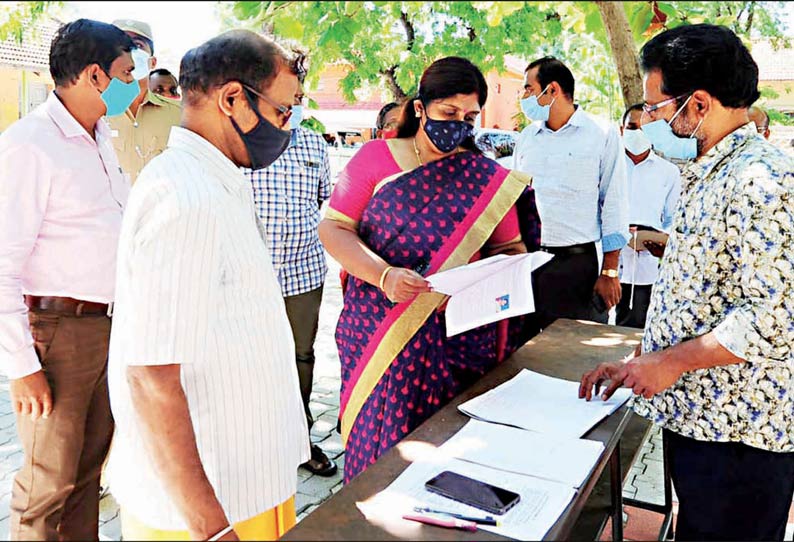 மாவட்டத்தில் வாக்காளர் பட்டியல் சுருக்க திருத்த சிறப்பு முகாம் - கலெக்டர் கார்த்திகா நேரில் ஆய்வு